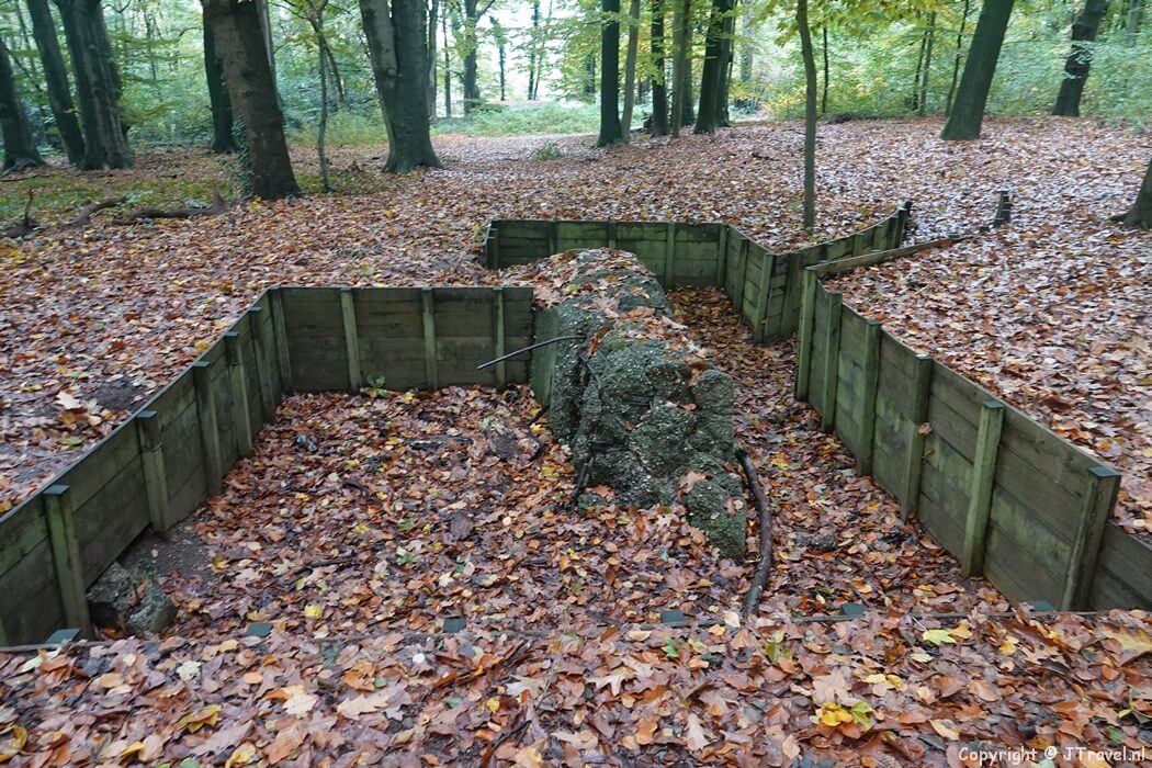 Loopgraaf tijdens de 13e etappe van het Pad van de Vrijheid tussen Rhenen en Wageningen