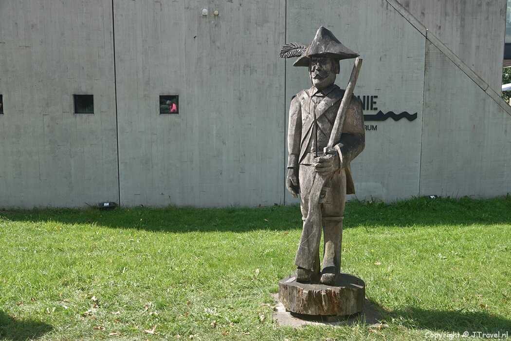Houten soldaat bij het Grebbelinie Bezoekerscentrum tijdens de 10e etappe van het Pad van de Vrijheid tussen Lunteren en Veenendaal De Klomp