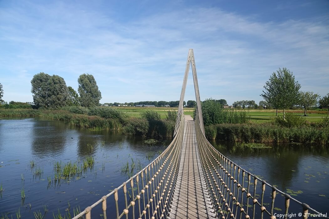 De hangbrug tijdens de Plesmanwandelroute in Hoofddorp
