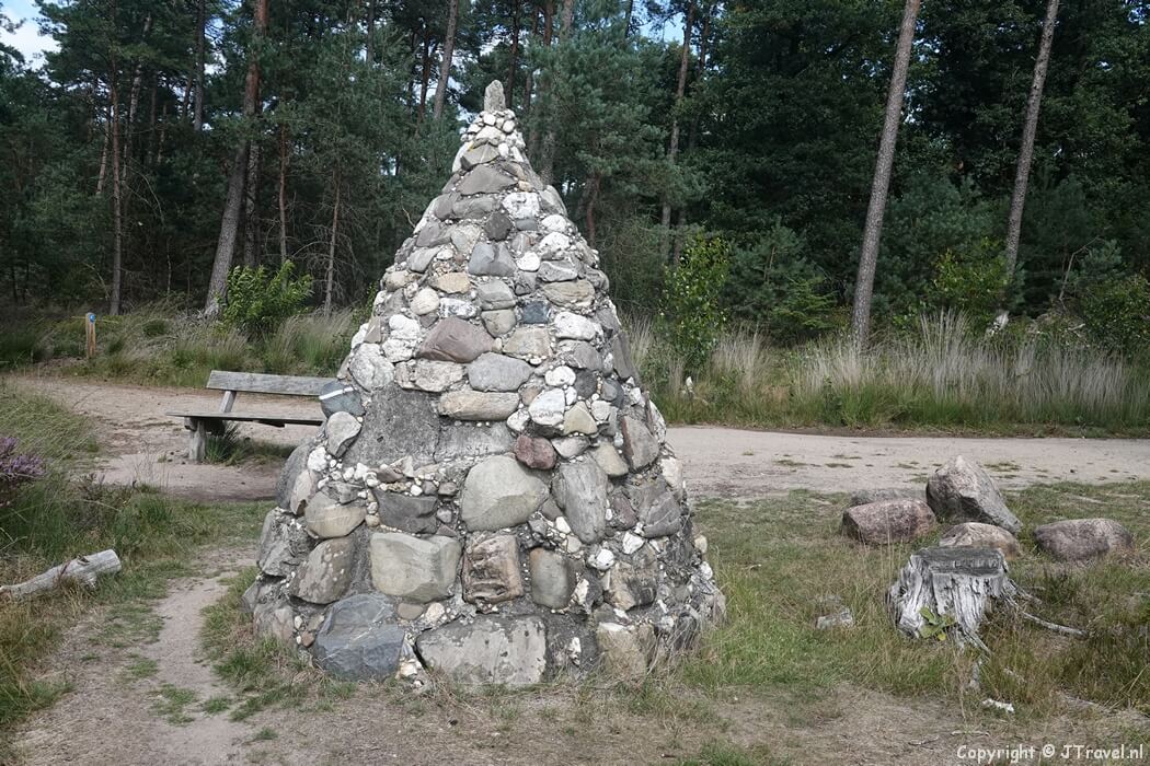Een piramide tijdens mijn wandeling rond Vierhouten