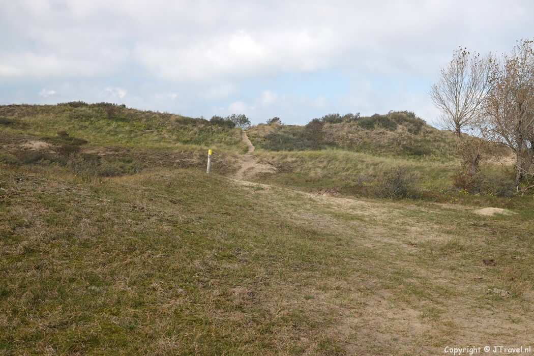 De gele wandelroute vanaf ingang Wurmenveld in Nationaal Park Zuid-Kennemerland