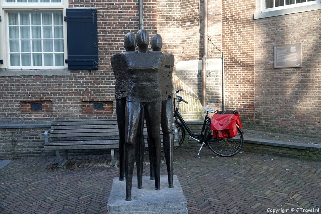 Het beeld op de Noordermarkt tijdens mijn podwalk in de Jordaan in Amsterdam