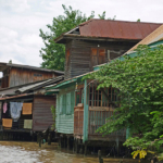 Huizen aan de oevers van de klongs in Bangkok<br/>Copyright © JTravel.nl Huizen aan de oevers van de klongs in Bangkok / Copyright © JTravel.nl