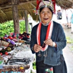 Een vrouw van het Akha bergvolk op de Doi Tung Berg in de buurt van Chiang Rai Een vrouw van het Akha bergvolk op de Doi Tung Berg in de buurt van Chiang Rai