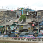 Huizen aan de oevers van de klongs in Bangkok<br/>Copyright © JTravel.nl Huizen aan de oevers van de klongs in Bangkok / Copyright © JTravel.nl