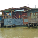 Huizen aan de oevers van de klongs in Bangkok<br/>Copyright © JTravel.nl Huizen aan de oevers van de klongs in Bangkok / Copyright © JTravel.nl
