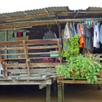 Een huis aan de oevers van de klongs in Bangkok<br/>Copyright © JTravel.nl Een huis aan de oevers van de klongs in Bangkok / Copyright © JTravel.nl