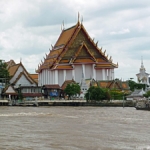 Een tempel aan de oevers van de klongs in Bangkok<br/>Copyright © JTravel.nl Een tempel aan de oevers van de klongs in Bangkok / Copyright © JTravel.nl