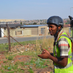 Een van de begeleiders tijdens de fietstour door Soweto / Copyright ยฉ JTravel.nl Een van de begeleiders tijdens de fietstour door Soweto / Copyright ยฉ JTravel.nl