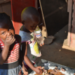 Kinderen eten de kip en de maispap op die wij als groep niet wilden eten in Soweto / Copyright ยฉ JTravel.nl Kinderen eten de kip en de maispap op die wij als groep niet wilden eten in Soweto / Copyright ยฉ JTravel.nl