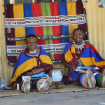 Vrouwen van de Ndebele stam in Pilgrim´s Rest aan de Panoramaroute<br/>Copyright © JTravel.nl Vrouwen van de Ndebele stam in Pilgrim´s Rest aan de Panoramaroute / Copyright © JTravel.nl