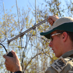 De ranger luistert of hij geluiden van dieren kan opvangen tijdens de gamedrive in Tshukudu Game Reserve<br/>Copyright © JTravel.nl De ranger luistert of hij geluiden van dieren kan opvangen tijdens de gamedrive in Tshukudu Game Reserve / Copyright © JTravel.nl