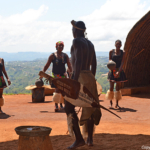 Zuludansers in PheZulu Village in de Vallei van 1.000 heuvels<br/>Copyright © JTravel.nl Zuludansers in PheZulu Village in de Vallei van 1.000 heuvels / Copyright © JTravel.nl