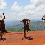 Zuludansers in PheZulu Village in de Vallei van 1.000 heuvels<br/>Copyright © JTravel.nl Zuludansers in PheZulu Village in de Vallei van 1.000 heuvels / Copyright © JTravel.nl