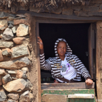 Local in haar hutje op de van de Sani Pass in Lesotho / Copyright © JTravel.nl Local in haar hutje op de van de Sani Pass in Lesotho / Copyright © JTravel.nl