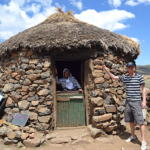 Local en onze gids in haar hutje op de top van de Sani Pass in Lesotho / Copyright © JTravel.nl Local en onze gids in haar hutje op de top van de Sani Pass in Lesotho / Copyright © JTravel.nl