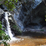 Waterval en een grot in het Tsitsikamma National Park<br/>Copyright © JTravel.nl Waterval en een grot in het Tsitsikamma National Park / Copyright © JTravel.nl