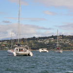 Boten die voor anker liggen in de lagune van Knysna<br/>Copyright © JTravel.nl Boten die voor anker liggen in de lagune van Knysna / Copyright © JTravel.nl