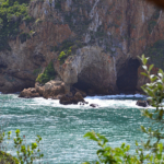 Een grotingang in het Featherbed Nature Reserve<br/>Copyright © JTravel.nl Een grotingang in het Featherbed Nature Reserve / Copyright © JTravel.nl