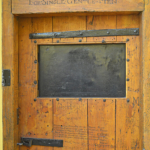 Tekst op een deurpost in Kasteel de Goede Hoop in Kaapstad<br/>Copyright © JTravel.nl Tekst op een deurpost in Kasteel de Goede Hoop in Kaapstad / Copyright © JTravel.nl