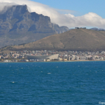 Kaapstad met het voetbalstadion vanaf de boot naar Robbeneiland<br/>Copyright ยฉ JTravel.nl Kaapstad met het voetbalstadion vanaf de boot naar Robbeneiland / Copyright ยฉ JTravel.nl