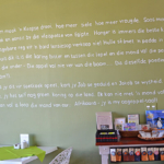 Tekst in restaurant Volksmond nabij het Taalmonument in Paarl<br/>Copyright © JTravel.nl Tekst in restaurant Volksmond nabij het Taalmonument in Paarl / Copyright © JTravel.nl