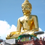 Gouden Boeddhabeeld in Sop Ruak aan de Mekong Rivier bij Chiang Rai<br/>Copyright © JTravel.nl Gouden Boeddhabeeld in Sop Ruak aan de Mekong Rivier bij Chiang Rai / Copyright © JTravel.nl