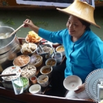 Verkoopster op de Damnoen Saduak Floating Market (Drijvende Markt) in Thailand<br/>Copyright © JTravel.nl Verkoopster op de Damnoen Saduak Floating Market (Drijvende Markt) in Thailand / Copyright © JTravel.nl