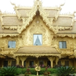 Happy room (toiletgebouw) in de Wat Rong Khun Tempel bij Chiang Rai<br/>Copyright © JTravel.nl Happy room (toiletgebouw) in de Wat Rong Khun Tempel bij Chiang Rai / Copyright © JTravel.nl