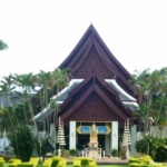 De entree van het Rimrok Resort in Chiang Rai<br/>Copyright © JTravel.nl De entree van het Rimrok Resort in Chiang Rai / Copyright © JTravel.nl