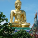 Gouden Boeddhabeeld in Sop Ruak aan de Mekong Rivier bij Chiang Rai<br/>Copyright © JTravel.nl Gouden Boeddhabeeld in Sop Ruak aan de Mekong Rivier bij Chiang Rai / Copyright © JTravel.nl