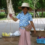 Een verkoopster in het Historical Park in Sukhothai<br/>Copyright © JTravel.nl Een verkoopster in het Historical Park in Sukhothai / Copyright © JTravel.nl