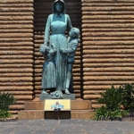 Het vrouw kind monument voor het Voortrekkermonument in Pretoria<br/>Copyright © JTravel.nl Het vrouw kind monument voor het Voortrekkermonument in Pretoria / Copyright © JTravel.nl