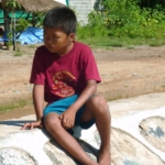 Jongetje aan de oever van de Mekong Rivier in Laos<br/>Copyright © JTravel.nl Jongetje aan de oever van de Mekong Rivier in Laos / Copyright © JTravel.nl