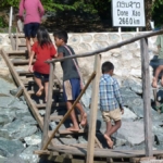 Spelende kinderen aan de oever van de Mekong Rivier in Laos<br/>Copyright © JTravel.nl Spelende kinderen aan de oever van de Mekong Rivier in Laos / Copyright © JTravel.nl