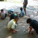 Spelende kinderen aan de oever van de Mekong Rivier in Laos<br/>Copyright © JTravel.nl Spelende kinderen aan de oever van de Mekong Rivier in Laos / Copyright © JTravel.nl