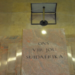 Tekst 'Ons vir jou Suid-Afrika' in het Voortrekkermonument in Pretoria<br/>Copyright © JTravel.nl Tekst 'Ons vir jou Suid-Afrika' in het Voortrekkermonument in Pretoria / Copyright © JTravel.nl
