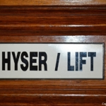 Toegangsbord tot de lift in het Voortrekkermonument in Pretoria<br/>Copyright © JTravel.nl Toegangsbord tot de lift in het Voortrekkermonument in Pretoria / Copyright © JTravel.nl