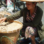 Een vrouw is aan het pindabranden in Mae Sai op de grens met Birma bij Chiang Rai<br/>Copyright © JTravel.nl Een vrouw is aan het pindabranden in Mae Sai op de grens met Birma bij Chiang Rai / Copyright © JTravel.nl