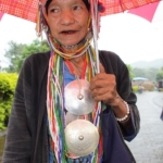 Een vrouw van het Akha bergvolk op de Doi Tung berg bij Chiang Rai<br/>Copyright © JTravel.nl Een vrouw van het Akha bergvolk op de Doi Tung berg bij Chiang Rai / Copyright © JTravel.nl