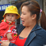 Een kindje en de moeder nabij een lokale markt niet ver van Vinh op 10-9-2013<br/>Copyright © JTravel.nl Een kindje en de moeder nabij een lokale markt niet ver van Vinh op 10-9-2013 / Copyright © JTravel.nl