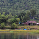 Langs de rivier naar de Phong Nha grotten<br/>Copyright © JTravel.nl Langs de rivier naar de Phong Nha grotten / Copyright © JTravel.nl