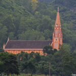 Een kerk aan de rivier vanuit de Phong Nha grotten<br/>Copyright © JTravel.nl Een kerk aan de rivier vanuit de Phong Nha grotten / Copyright © JTravel.nl