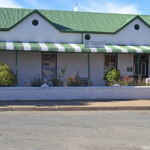 De buitenkant van het Dorpshuis in Calvinia<br/>Copyright © JTravel.nl De buitenkant van het Dorpshuis in Calvinia / Copyright © JTravel.nl