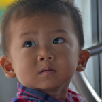 Jongetje aan boord van de drakenboot tijdens een boottocht over de Parfumrivier in Hué<br/>Copyright © JTravel.nl Jongetje aan boord van de drakenboot tijdens een boottocht over de Parfumrivier in Hué / Copyright © JTravel.nl
