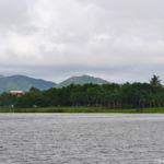 Het uitzicht vanaf de drakenboot tijdens een boottocht over de Parfumrivier in Hué<br/>Copyright © JTravel.nl Het uitzicht vanaf de drakenboot tijdens een boottocht over de Parfumrivier in Hué / Copyright © JTravel.nl