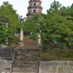 De Thien Mu Pagode gezien vanaf de drakenboot tijdens een boottocht over de Parfumrivier in Hué<br/>Copyright © JTravel.nl De Thien Mu Pagode gezien vanaf de drakenboot tijdens een boottocht over de Parfumrivier in Hué / Copyright © JTravel.nl