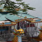 De drakenboot vanaf de Thien Mu Pagode in Hué<br/>Copyright © JTravel.nl De drakenboot vanaf de Thien Mu Pagode in Hué / Copyright © JTravel.nl