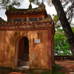 De toegangspoort tot de Thien Mu Pagode in Hué<br/>Copyright © JTravel.nl De toegangspoort tot de Thien Mu Pagode in Hué / Copyright © JTravel.nl