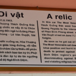 Tekst bij de auto van de verbrande monnik in de Thien Mu Pagode in Hué<br/>Copyright © JTravel.nl Tekst bij de auto van de verbrande monnik in de Thien Mu Pagode in Hué / Copyright © JTravel.nl